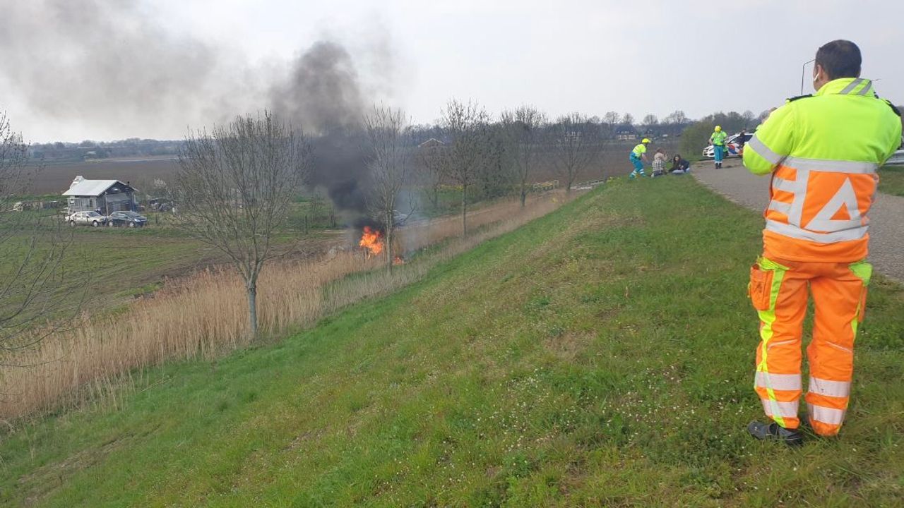 Auto rijdt van talud in Veghel en vliegt in brand, twee gewonden met spoed naar ziekenhuis