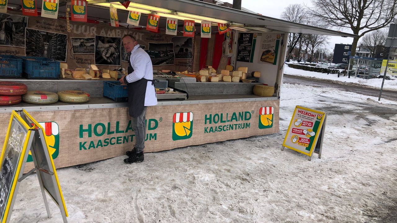 Kaasboer Johan staat als enige op Osse markt; ‘Wat doe ik hier?’