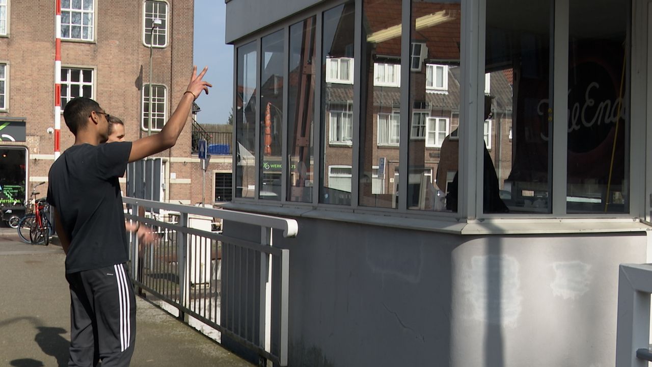 Moet Sluismeester Krijn definitief weg uit zijn brugwachtershuisje in Den Bosch? ‘Een tragedie!’