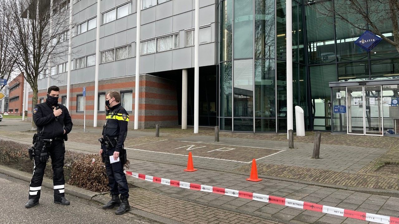 Geen vervolging voor agent die schoot op benen van een man bij politiebureau aan de Vogelstraat in Den Bosch