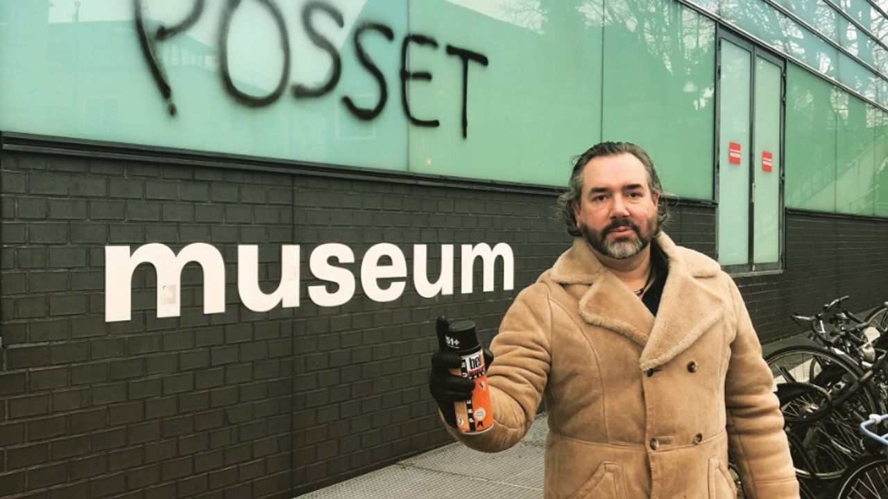 Kunstenaar Posset verkoopt blikken tomatensoep voor ingang Noordbrabants Museum