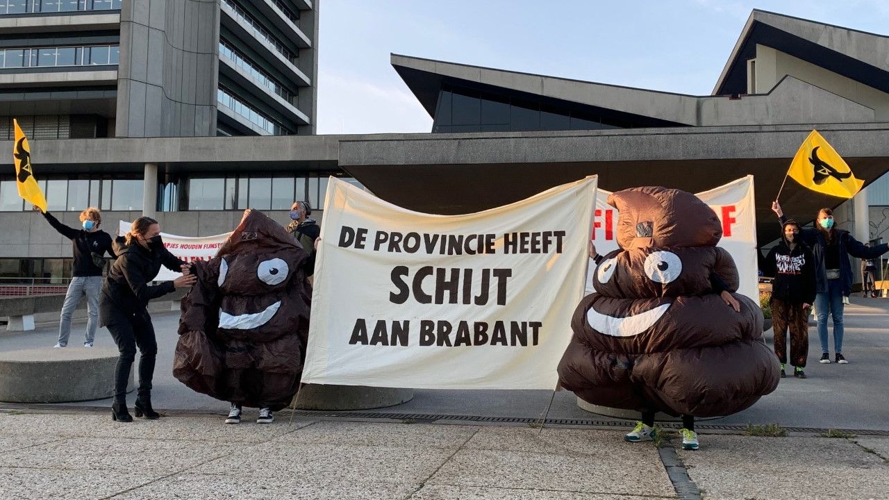 Update: Twee klimaatactivisten aangehouden bij actie provinciehuis Den Bosch