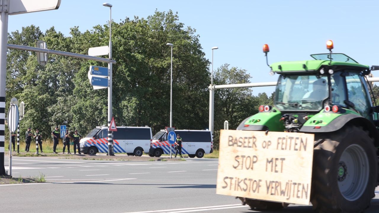 ME blokkeert opritten snelweg voor protesterende boeren