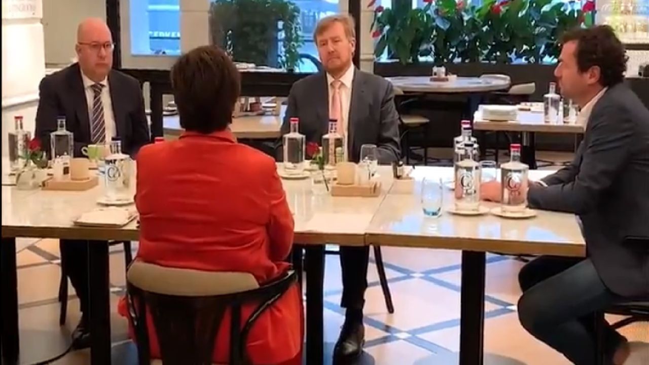Koning Willem-Alexander op bezoek in Den Bosch: gesprekken met getroffen ondernemers, omwonenden en politie
