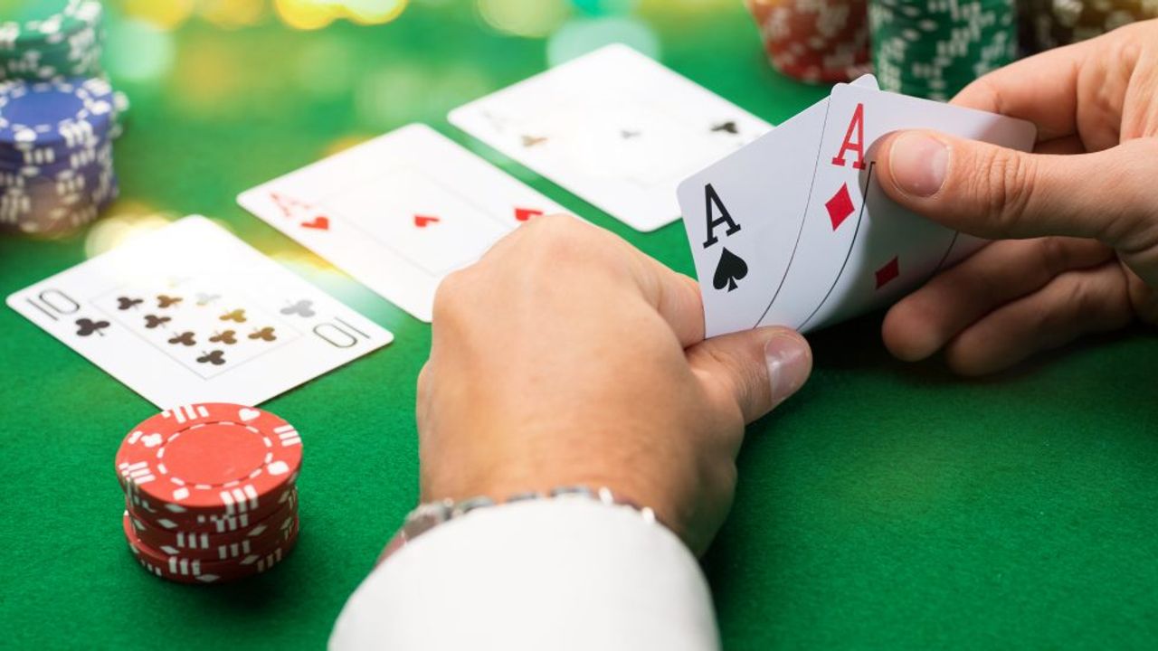 Politie doet woninginval en beëindigt illegale pokerwedstrijd