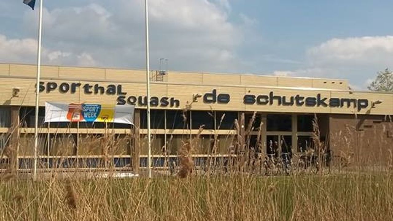 Schutskamp showt nieuwe squashbaan op open dag