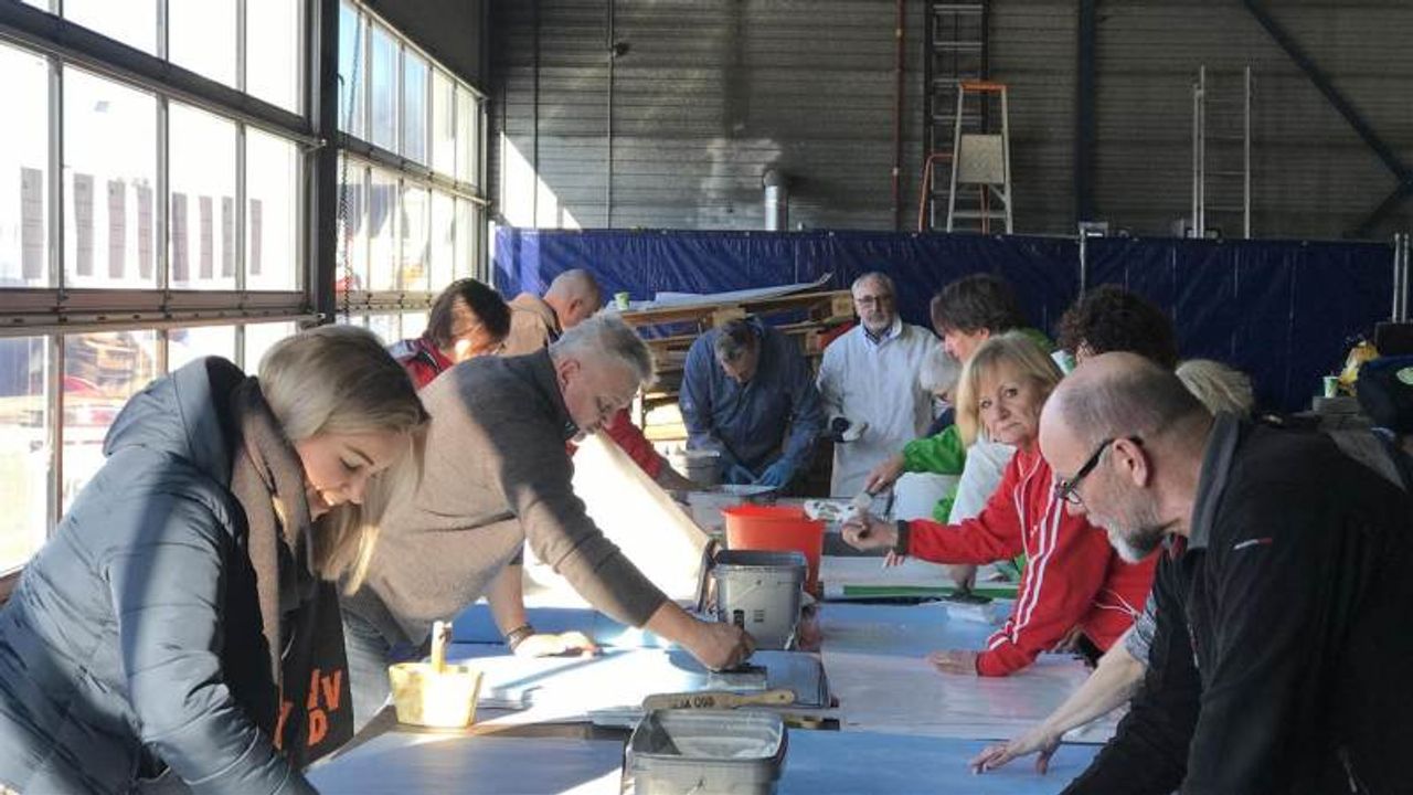 Partijen in Oss gaan weer samen verkiezingsborden beplakken