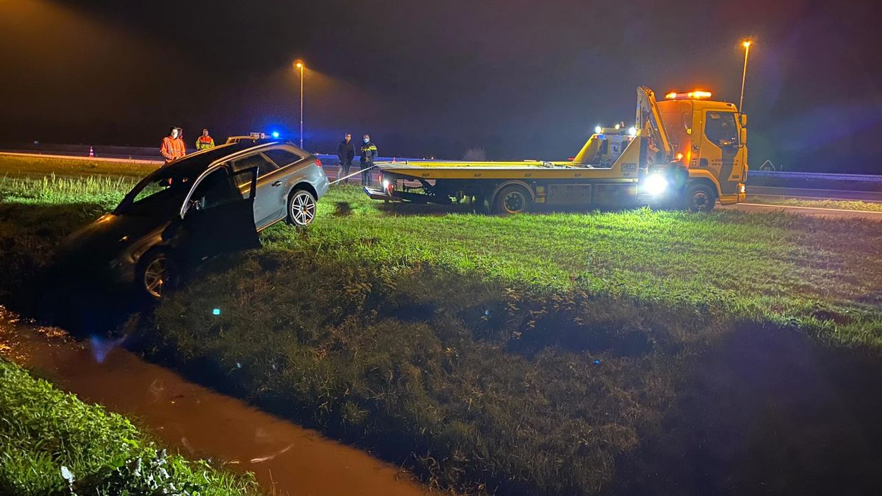 Auto belandt in de sloot langs A50 bij Veghel, bestuurder niet gewond