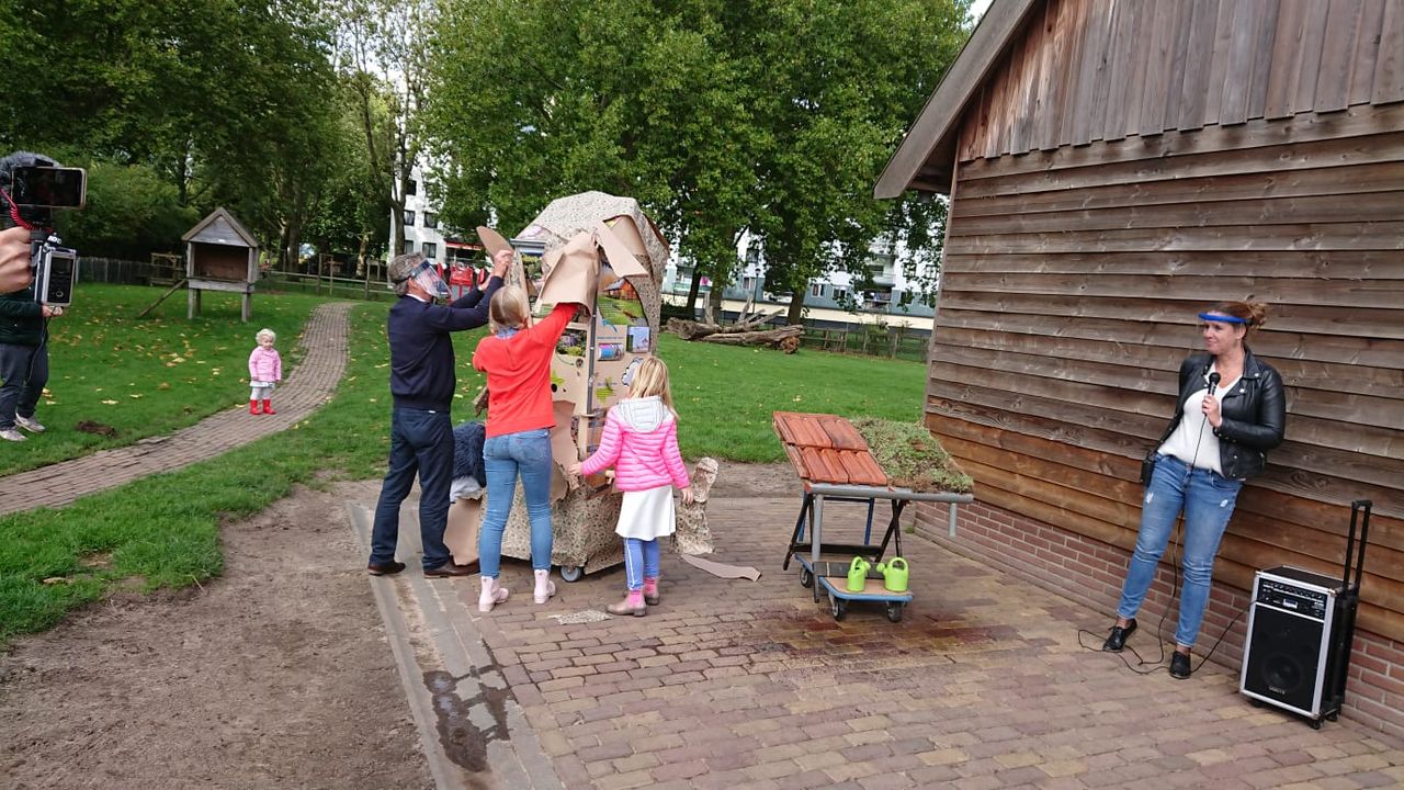 Nieuwe Ontdekkast Osse kinderboerderij De Elzenhoek geopend op Dag van de Duurzaamheid