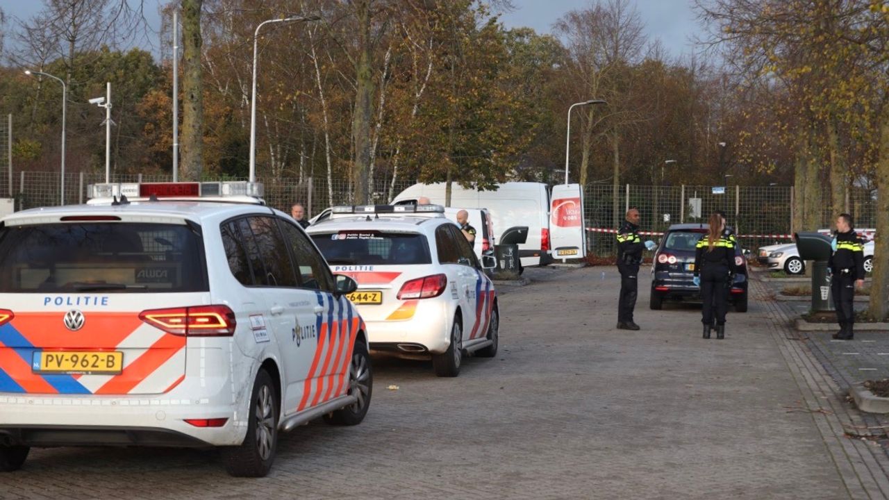 Busjes met wapens aangetroffen bij Foodcourt in Uden, vijf aanhoudingen