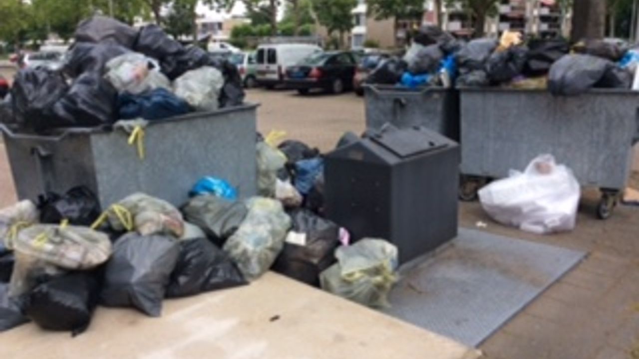 Bewoners Sterrebosflat boos over afvalberg die al een paar dagen voor hun huis ligt: 'Het stinkt verschrikkelijk'