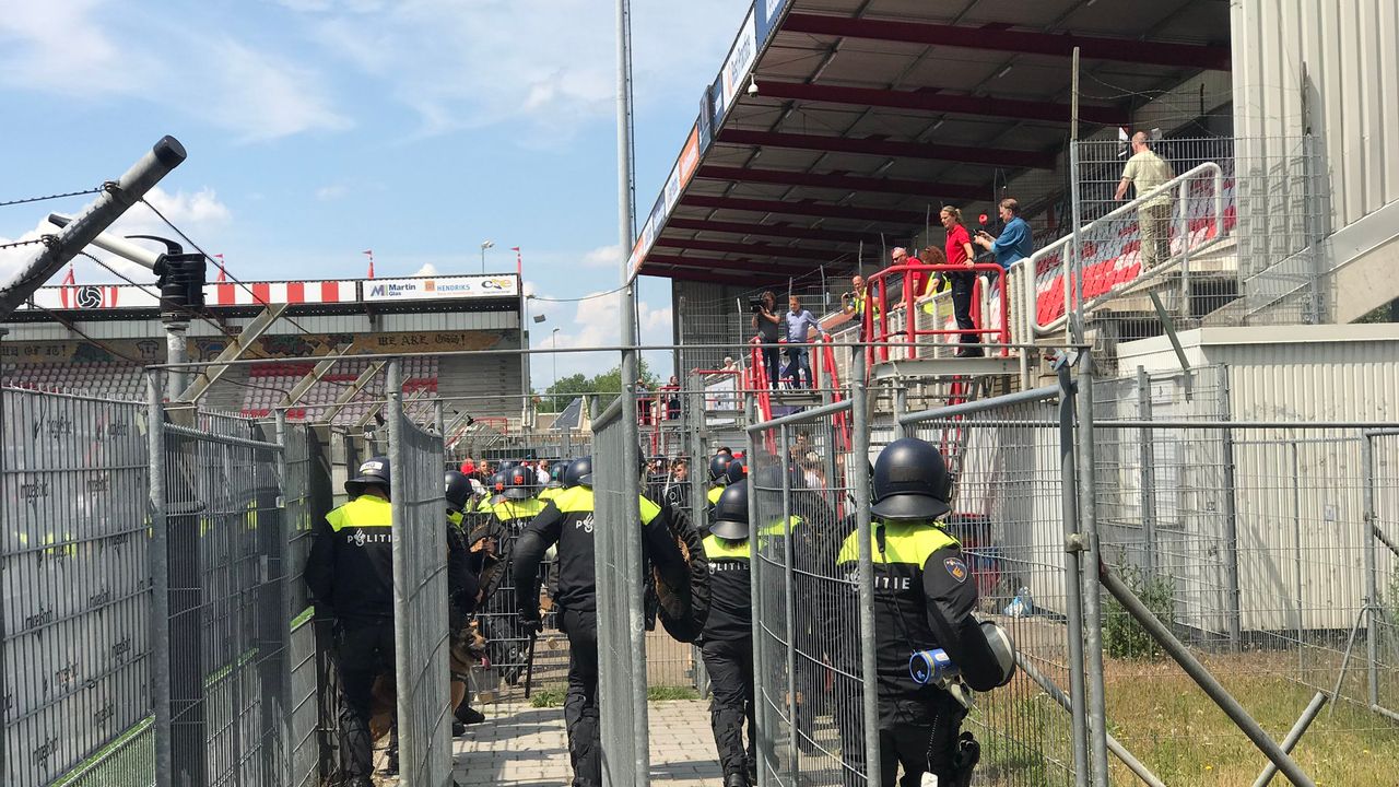 Politie oefent in Frans Heesen Stadion