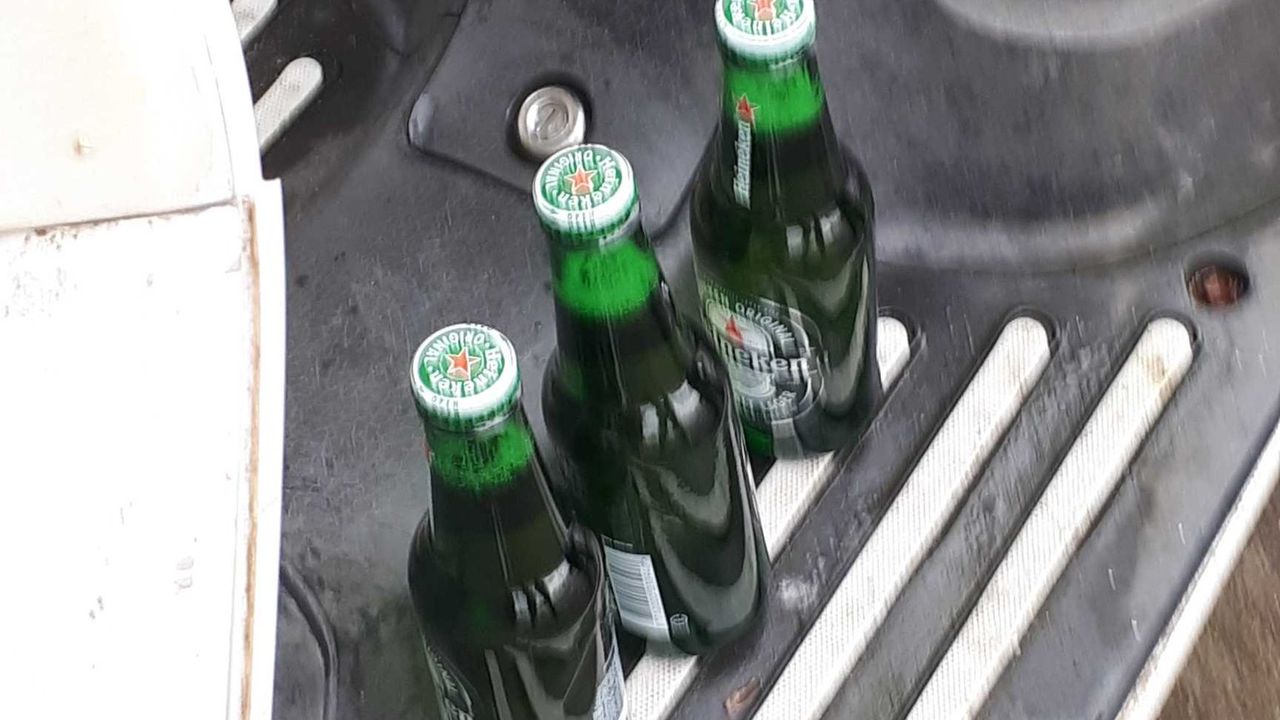 Brommerrijder zonder rijbewijs slingert met biertje in hand door Den Bosch