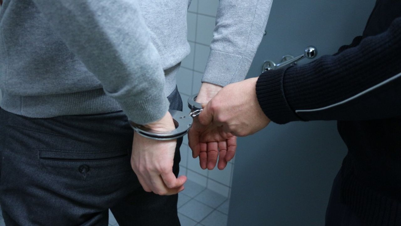 24-jarige man ontsnapt op sokken, daarna aangehouden voor wapen- en drugsbezit in Vorstenbosch