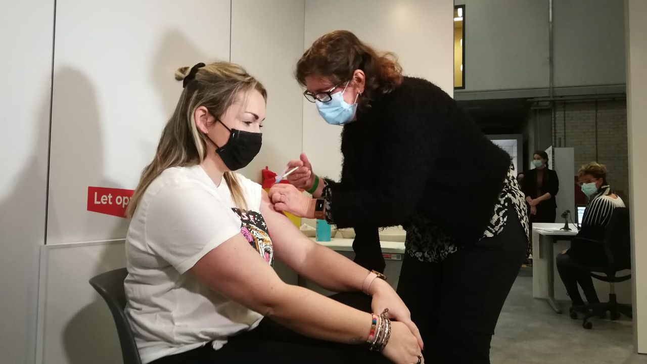 Eerste Nederlanders krijgen tweede vaccinatie in Veghel
