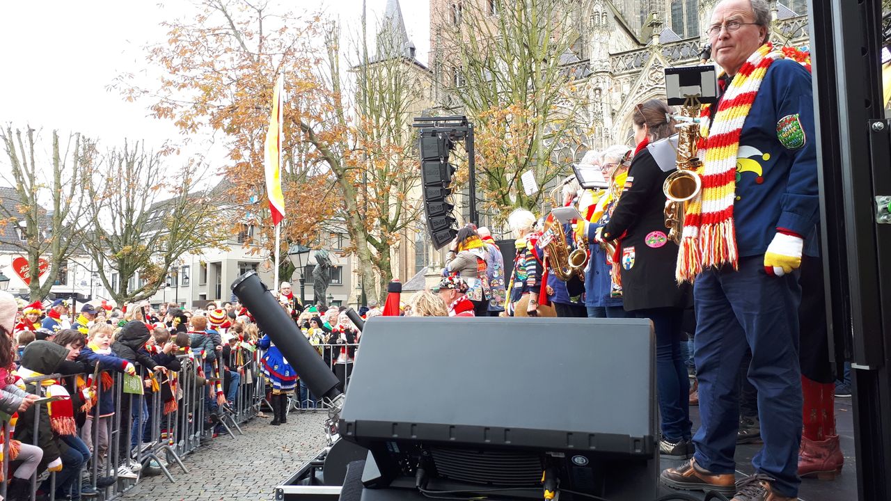 11-11 vieren in Den Bosch met coronapas én embleem en polsbandje