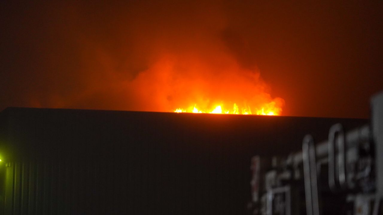 Felle brand in bijgebouw Meubitrend in Oss; 'Hier zaten we niet op te wachten'