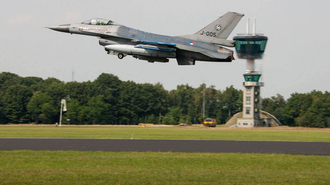 Passagiersvliegtuig communiceert niet, F16's grijpen in vanuit Volkel