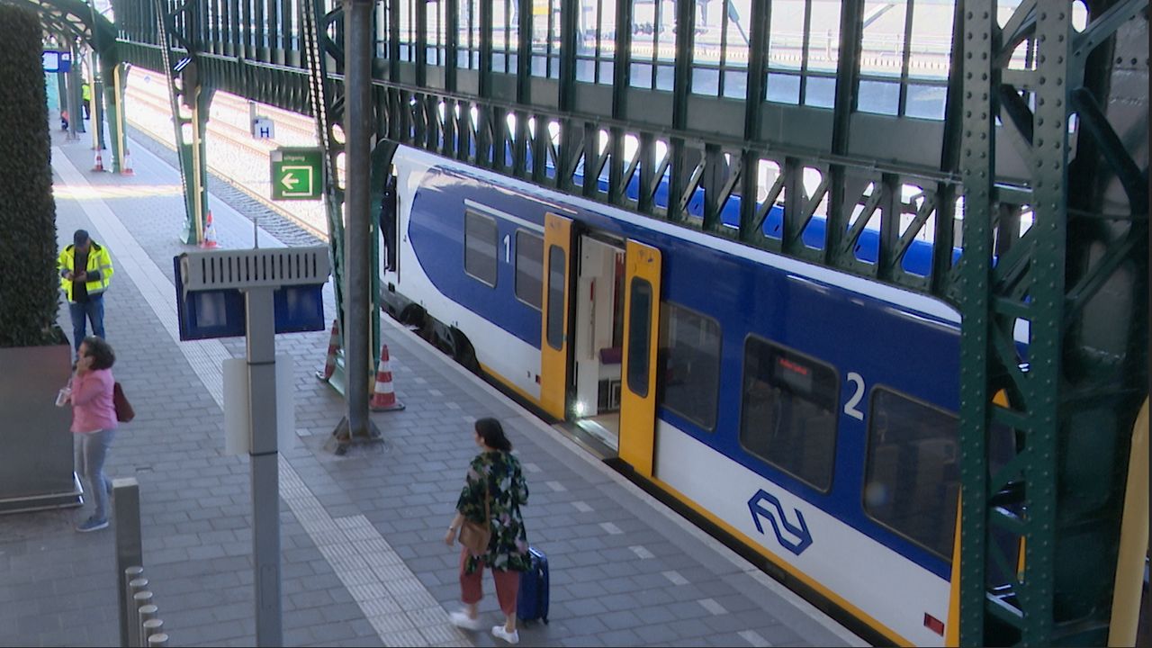 Politie zoekt man die vrouw belaagt in trein op station Den Bosch