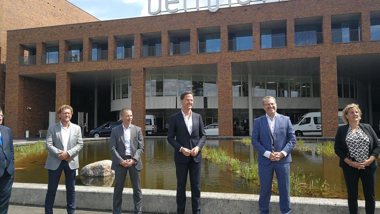 Premier Rutte op werkbezoek bij Bernhoven: worstenbroodjes en gezondheidscheck