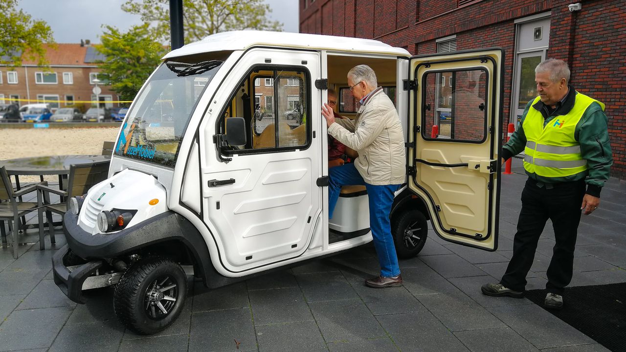 MuzeMobiel rijdt door Bitswijk: 'Zonder rollator op pad, heel luxe!'