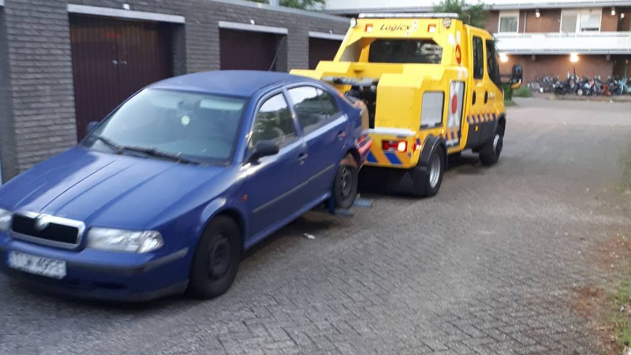 Politie sleept geparkeerde auto weg die al maanden in de Ruwaard staat