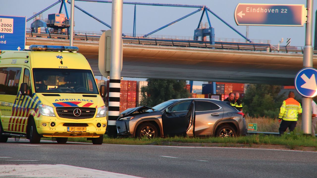 Aanrijding tussen twee auto's op N279 bij Veghel, één bestuurder raakt gewond