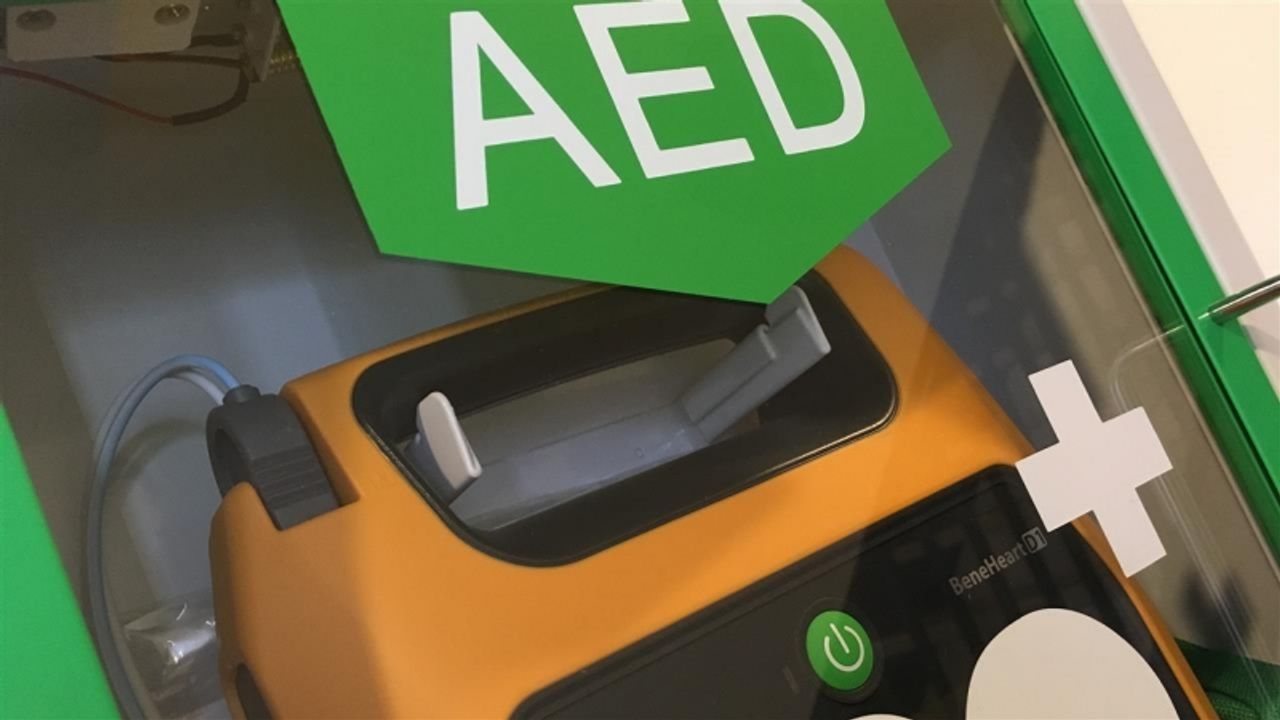 Accu verdwenen uit AED, waardoor vrouw niet gereanimeerd kan worden