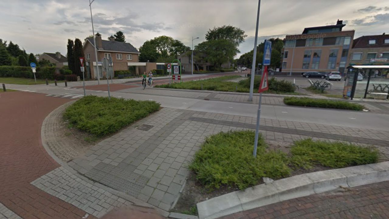 Gemeente Bernheze houdt verkeersproef met eenrichtingsverkeer aan de Hoogstraat in Heesch
