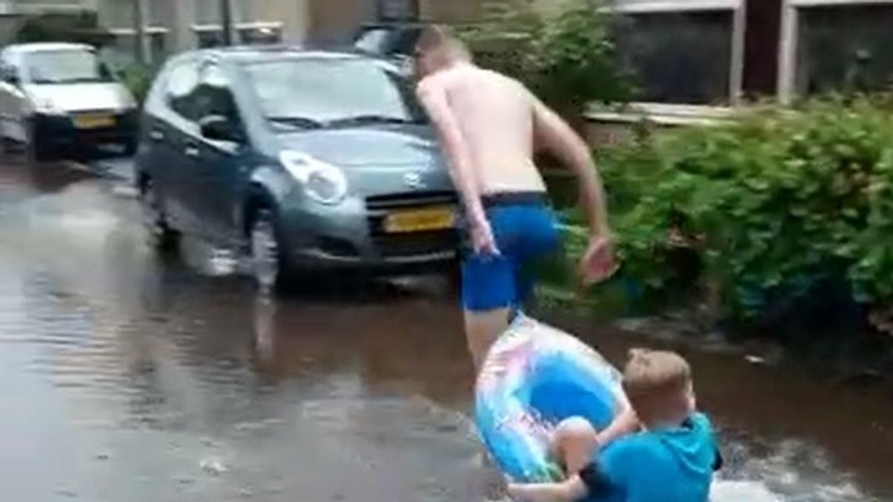 Inwoners Heeswijk-Dinther maken pret met wateroverlast