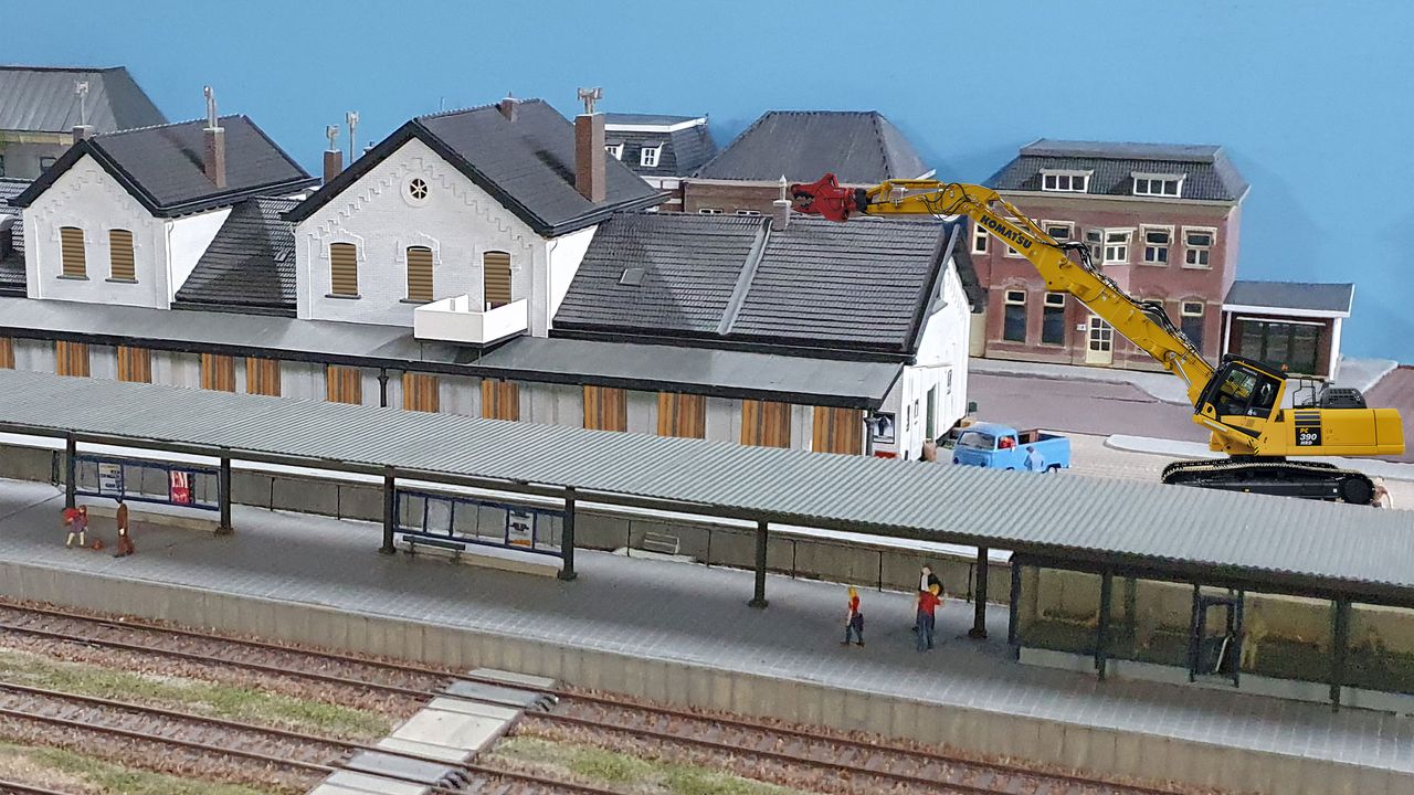 Laatste treintje Modelbouwvereniging De Wissel heeft na 44 jaar gereden: 'Het moest stuk'