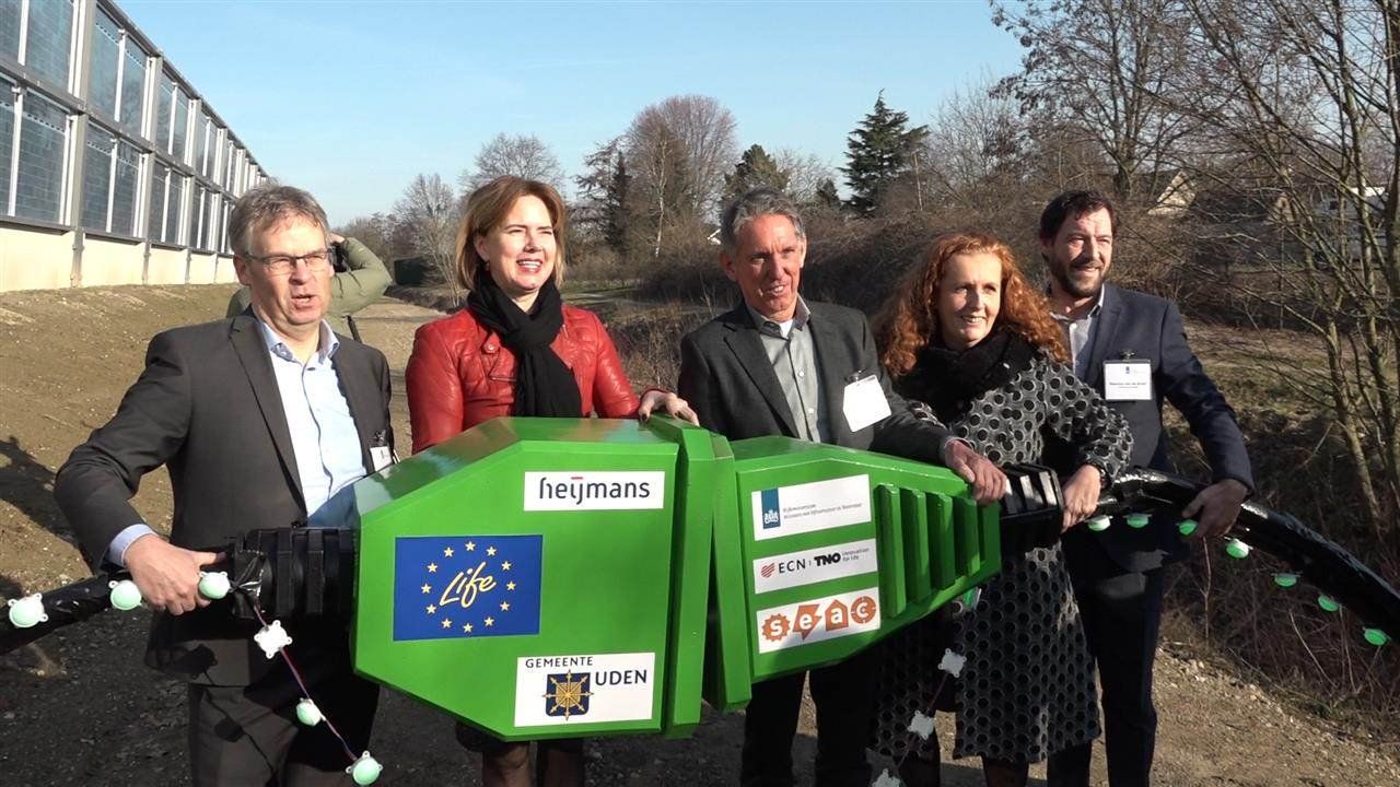 Minister Cora van Nieuwenhuizen opent in Uden eerste zonnegeluidsscherm ter wereld