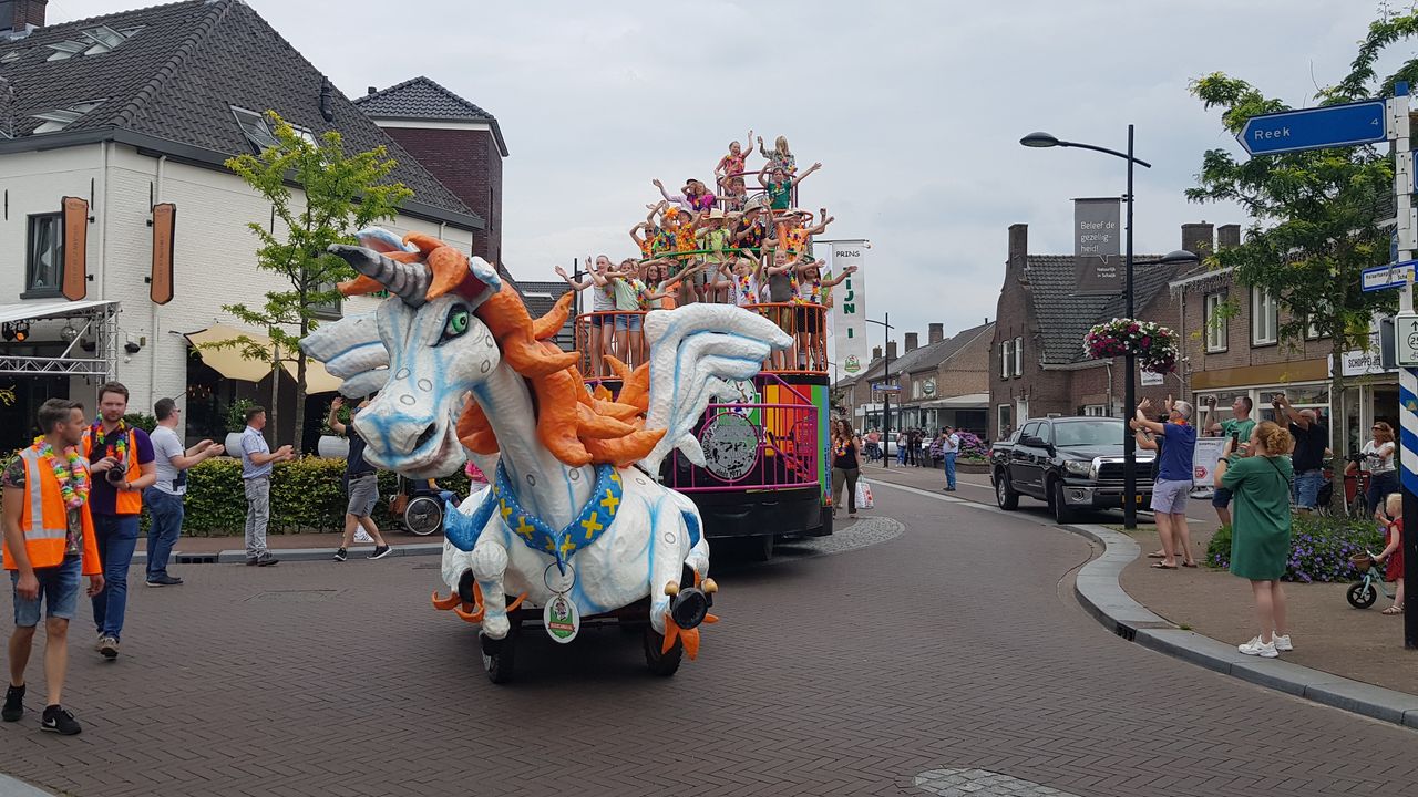Zomercarnaval in Schaijk, prins en prinses toeren in zomerkleding door de straten; 'laten we dit ieder jaar zo doen!'