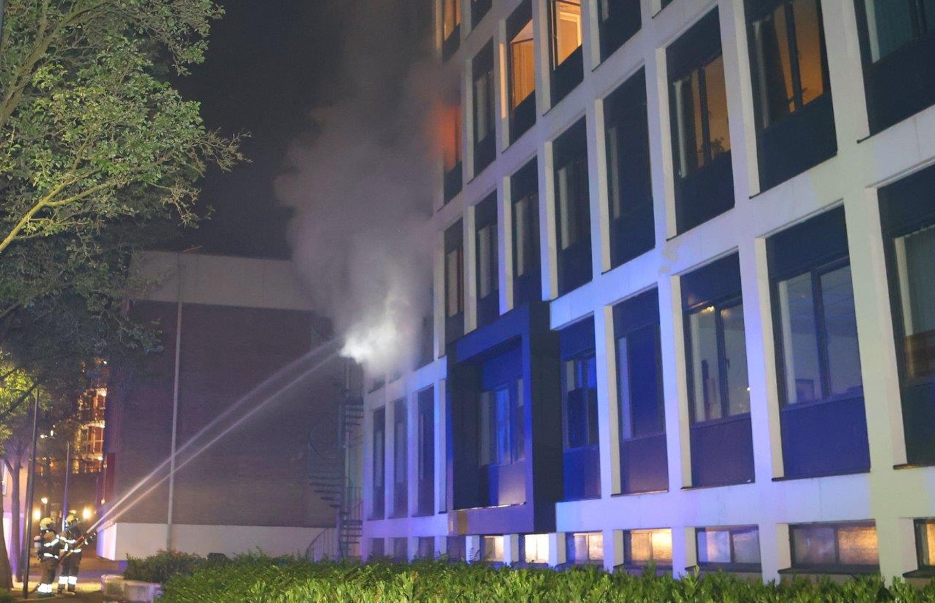 Dtv Nieuws - 24 Woningen Tijdelijk Onbewoonbaar Door Grote Brand In ...